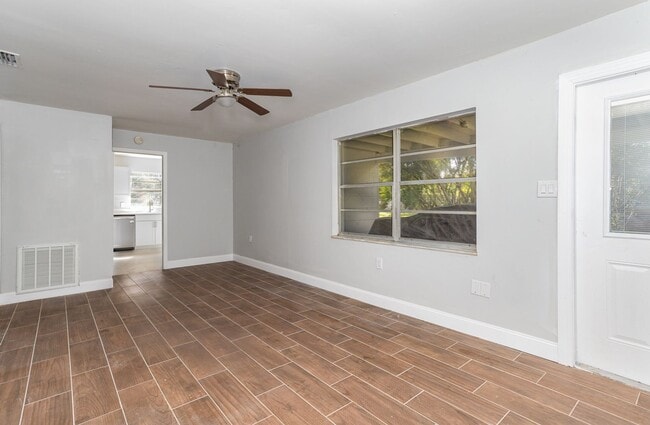 Building Photo - Very Cute Two Bedroom Single Family Home - Now Available