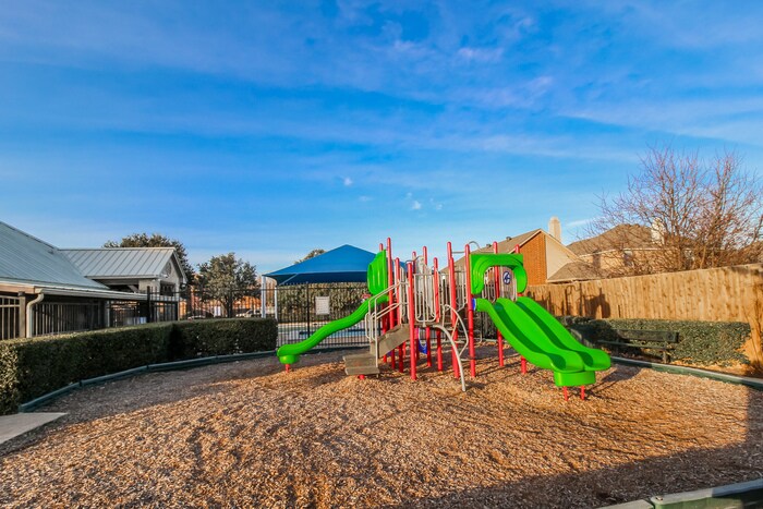 Building Photo - 16516 Woodside Dr