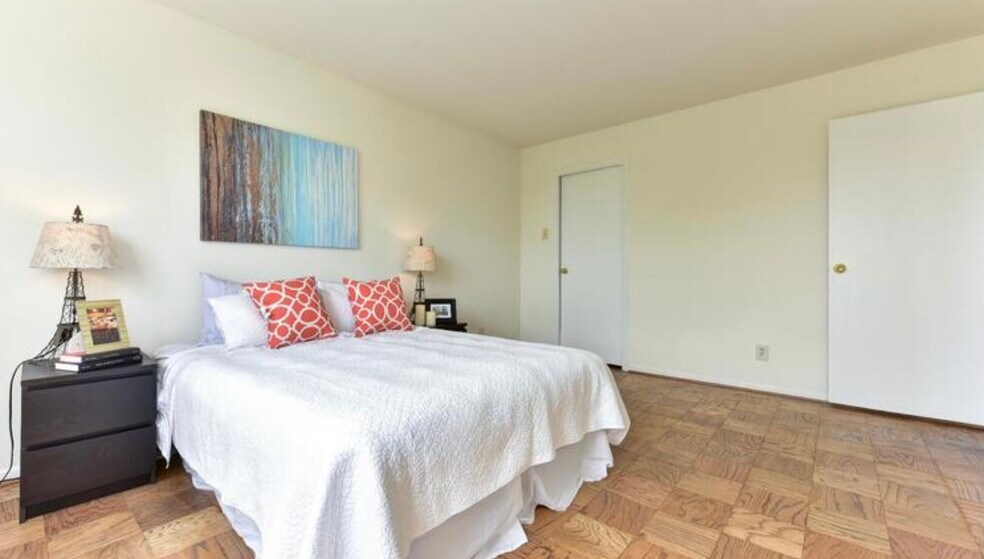 Master Bedroom - 5340 Holmes Run Pky