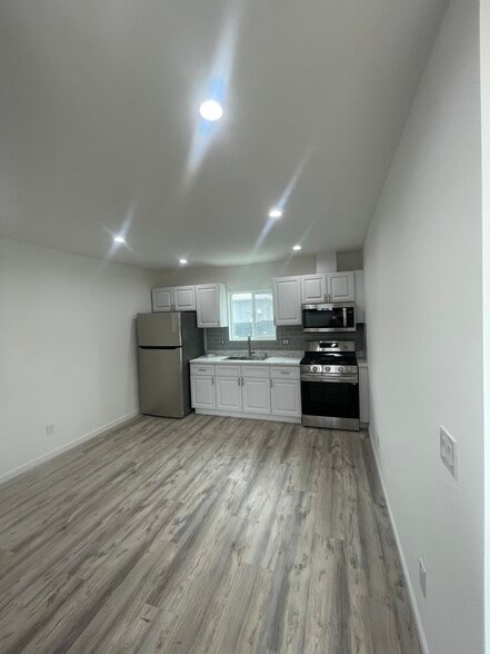 Kitchen - 3819 S Sycamore Ave