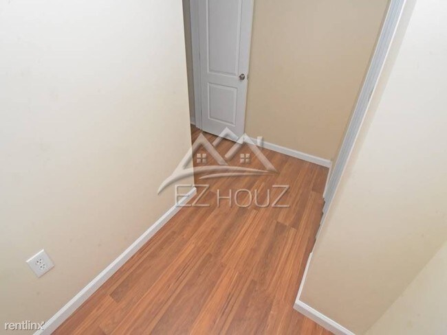 Building Photo - 3 br, 1 bath Apartment - 1633 N Spring St