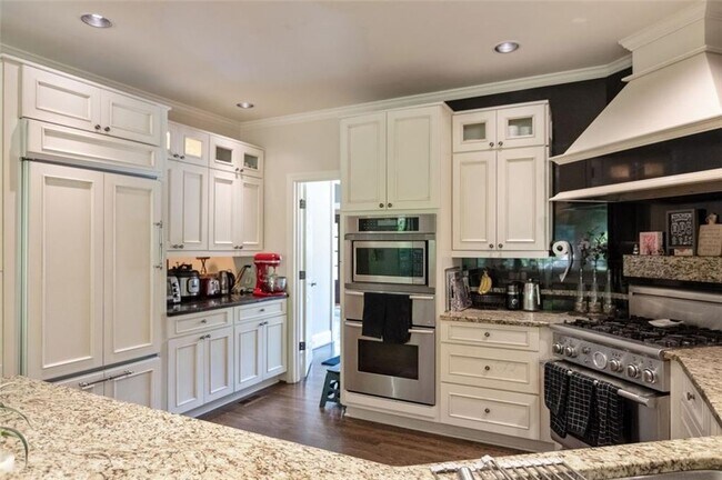 Building Photo - 3850 Glenhurst Dr