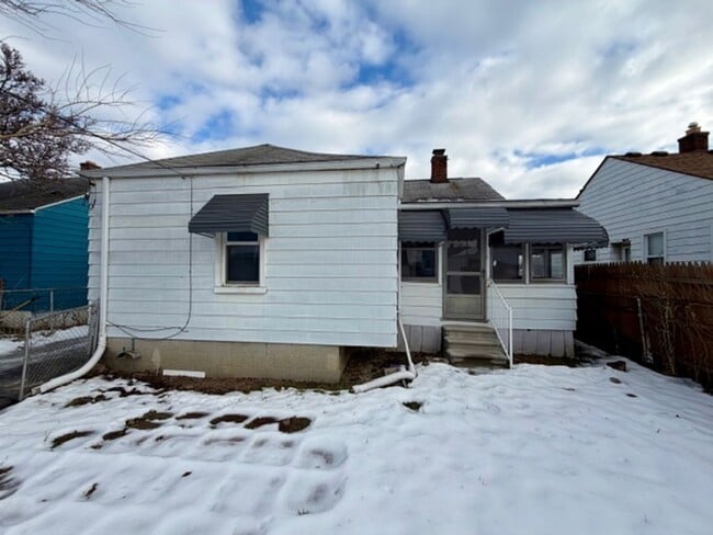 Building Photo - Three Bedroom Ranch home with a 1 and a half car garage. Section 8 Ready Very nice area. Call 313...