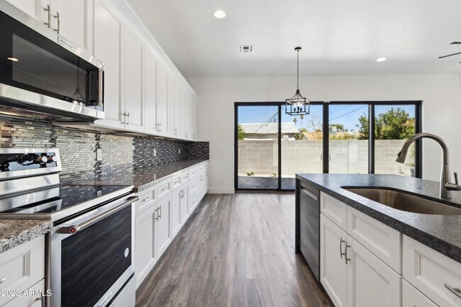 Building Photo - 902 W Hazelwood St