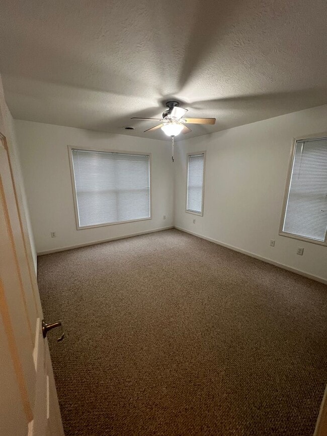 Building Photo - Townhouse Located at Pikes Place