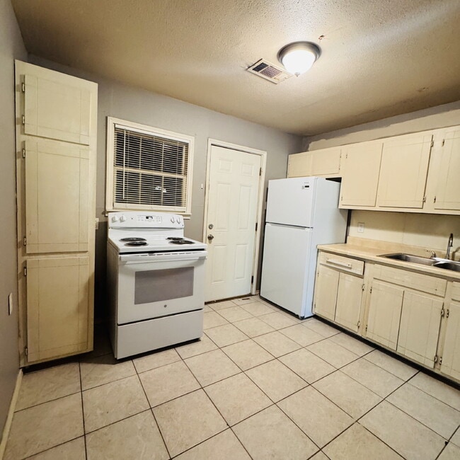 Building Photo - 2 Bedroom | 1 Bathroom Single Family Home located in the North end of Beaumont, TX is waiting for...