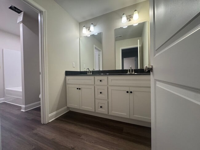 Building Photo - 5 Bedroom 2 Bathroom Home for Rent close t...