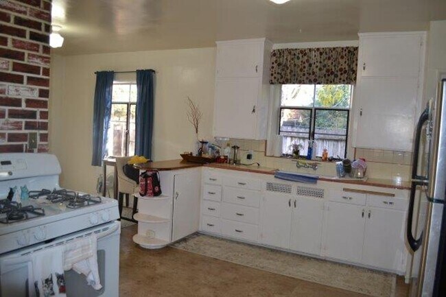 Building Photo - 614/616 Hollister Road