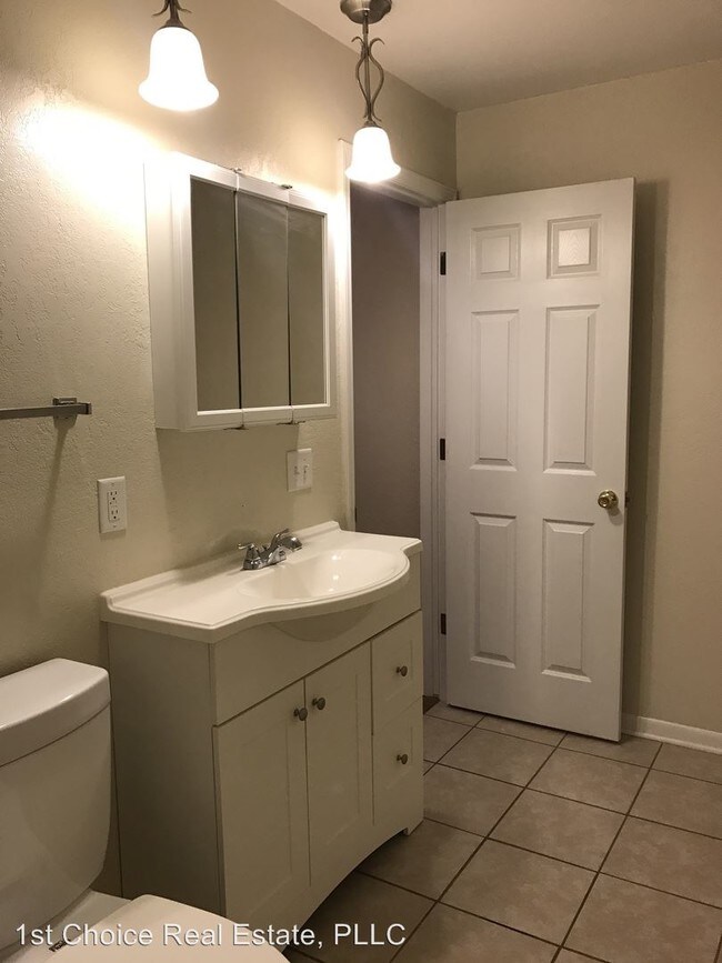 Building Photo - 1717 Maple Rdg