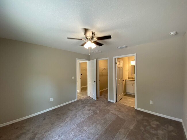 Building Photo - Desirable SW Ocala Neighborhood 3/2/2 *WON'T LAST*