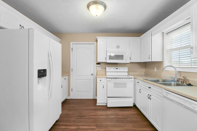 Building Photo - 3368 Marrast Dr