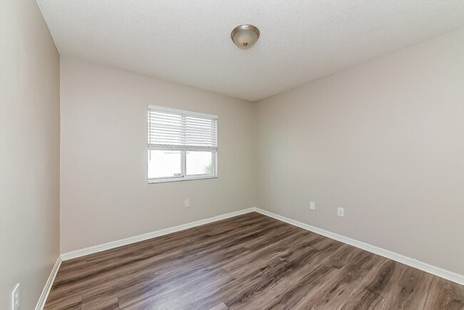 Building Photo - 11751 Lynmoor Dr