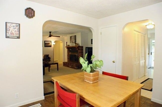 Building Photo - Corner Lot Charm: Spacious 3-Bed Home with Fireplace and Prime Location