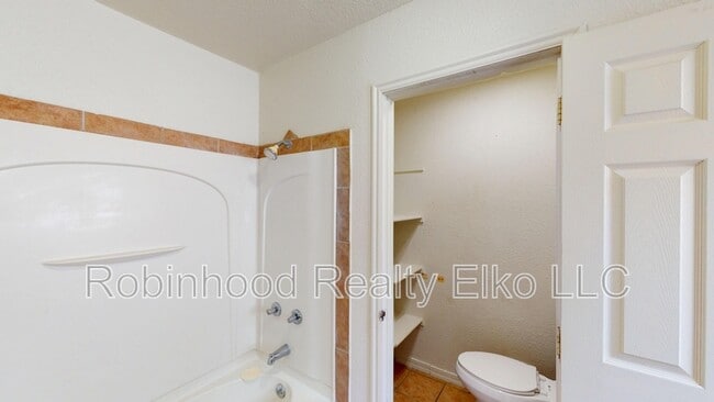 Building Photo - 741 Elm St