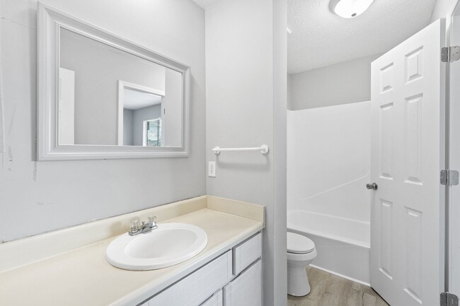 Building Photo - 2 Bedroom 1.5 Bathroom