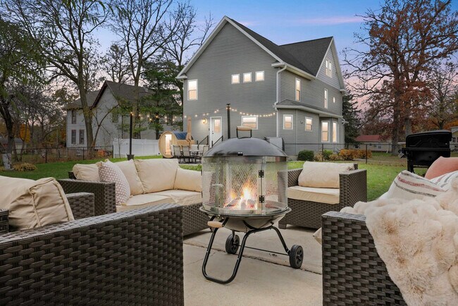 Building Photo - 924 Capital St