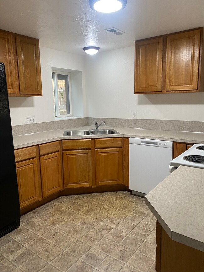 Building Photo - 132 N Bliss St