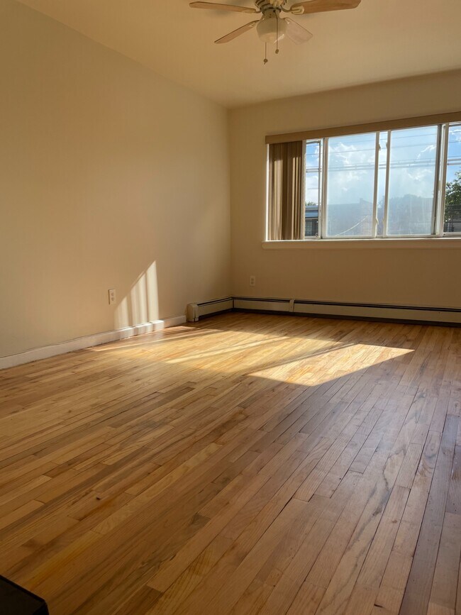 Building Photo - 4334 Baychester Ave