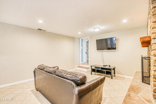 Building Photo - 1701 Elm St