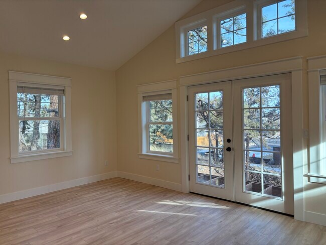 Building Photo - 480 SE Reed Market Rd