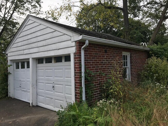 2 car garage - 2344 Huntingdon Pike