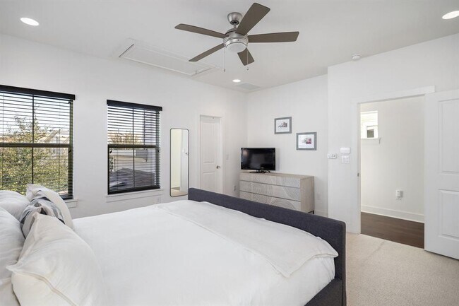 Building Photo - 2703 Halcyon Dr