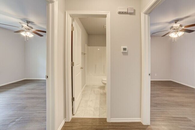 Building Photo - Cutest 3/2/2 Craftsman Style Home!