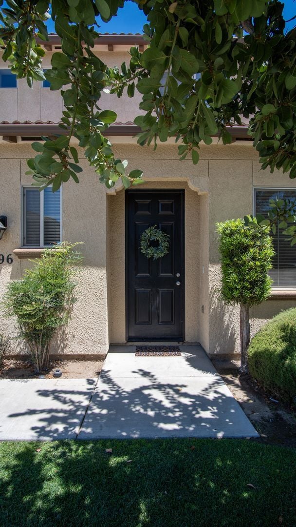 Building Photo - Full Furnished Short or Long-term rental in highly desired neighborhood