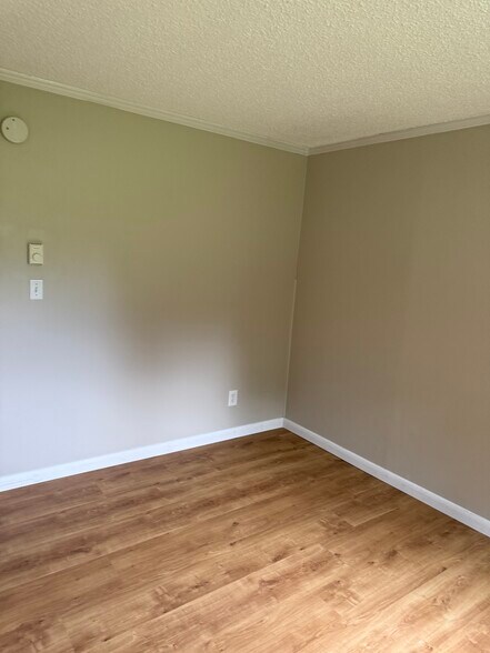 Building Photo - 200 Maple Rd