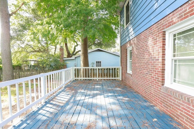 Building Photo - Elizabeth Lake Estates