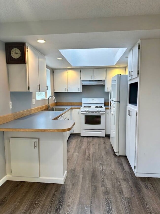 Building Photo - 4 bedroom -Split level and large deck/fenced yard!