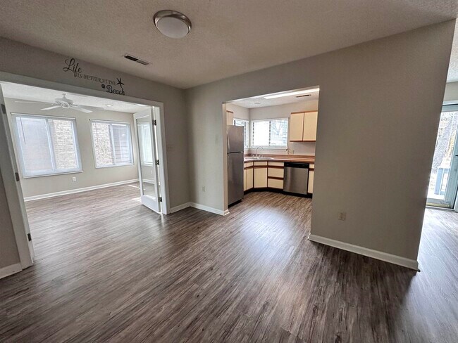 Building Photo - 6536 Valene Ct