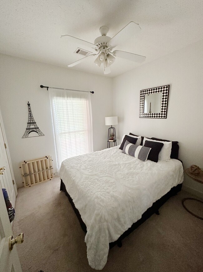 Building Photo - 5004 Hunter Ln