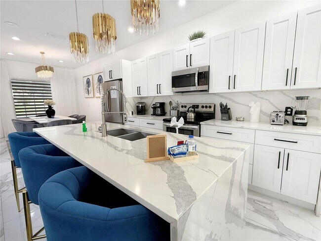 Building Photo - 530 Orista Dr
