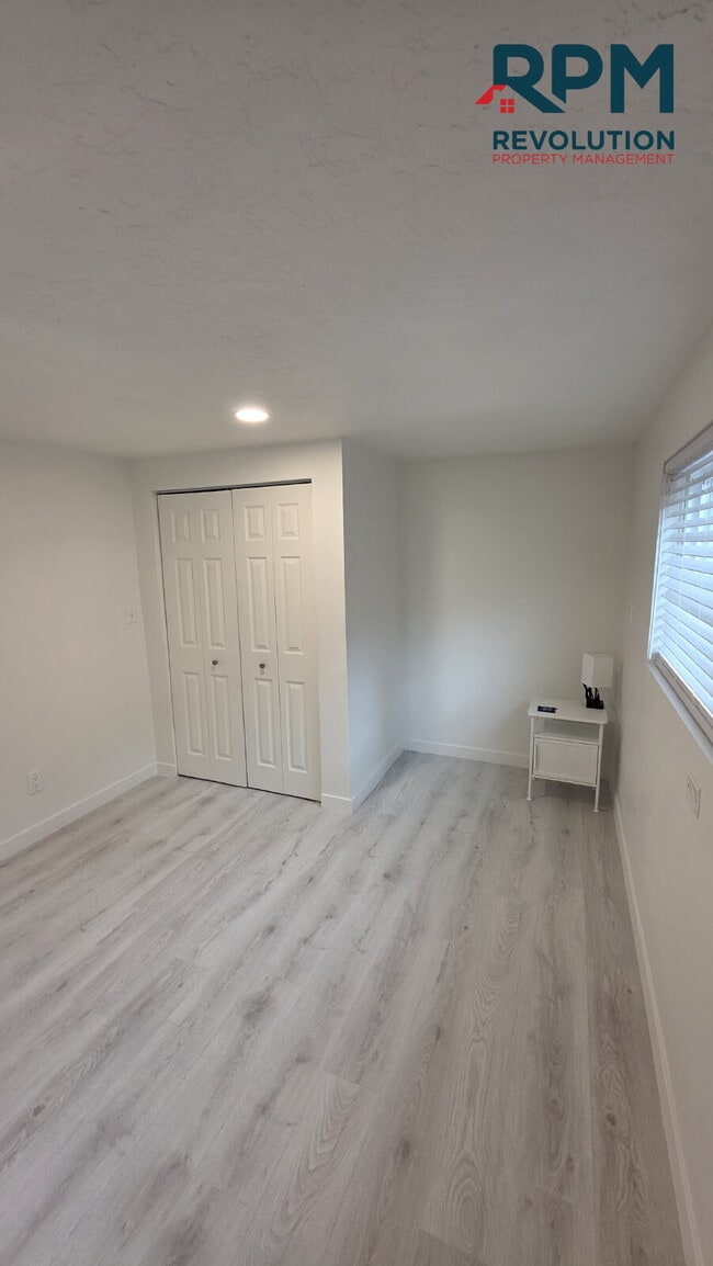 Building Photo - "Charming 2-Bedroom Retreat with Stunning Views on Mountain Side Drive!"