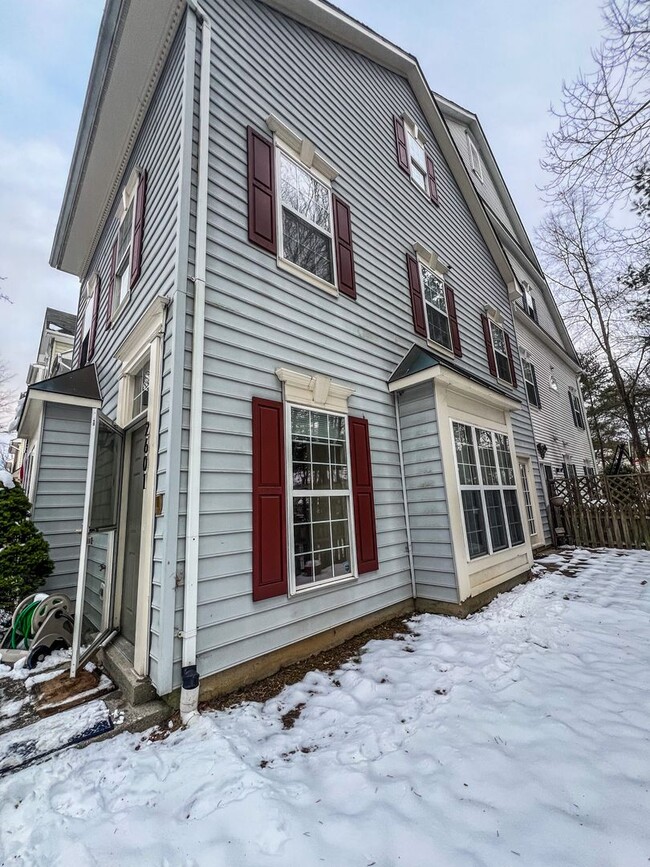 Building Photo - Townhome in Piney Orchard