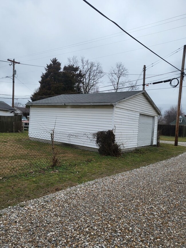 Building Photo - 2 Bed/1Bath house
