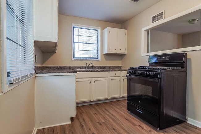 Building Photo - 700 Robison Dr