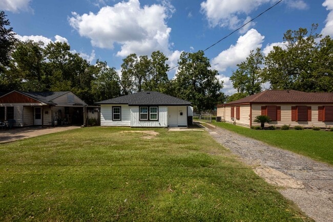 Building Photo - Beautiful 2 Bedroom / 1 Bathroom home in B...