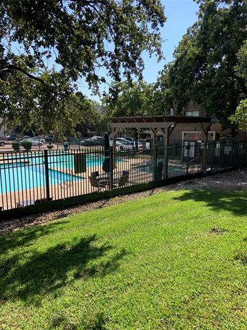 Building Photo - 2300 Balsam Dr