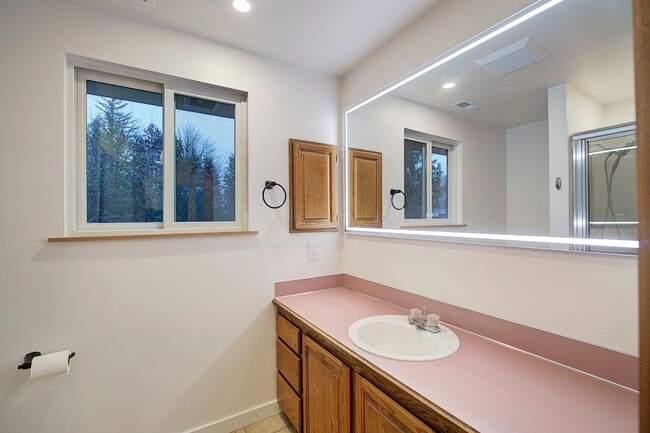 Building Photo - 3Bd/2.25Ba North Bend House