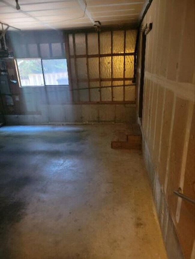 Building Photo - Classic North Tacoma 4 Bedroom Tri-Level with Peak a Boo View!