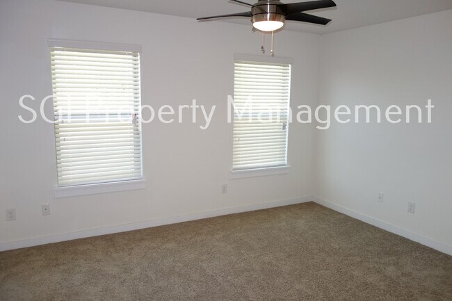 Building Photo - 931 Robineta Ln
