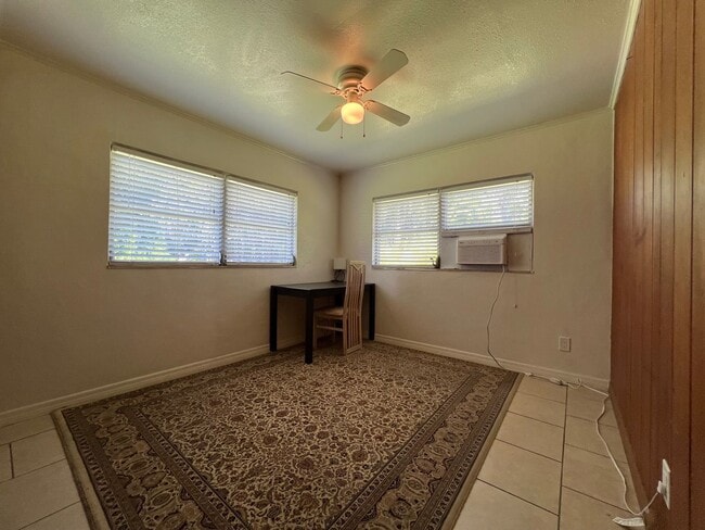 Building Photo - AVAIL 10/15 -- $1,200 ** Annual ** 2 Bed /...