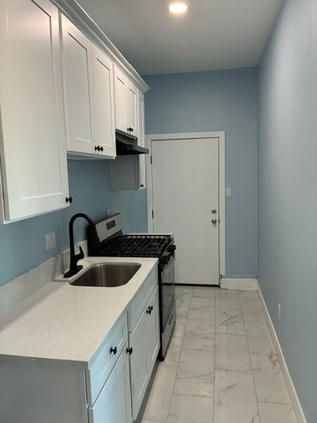 Building Photo - 5 Bedroom 4 Bath House in Garden Grove