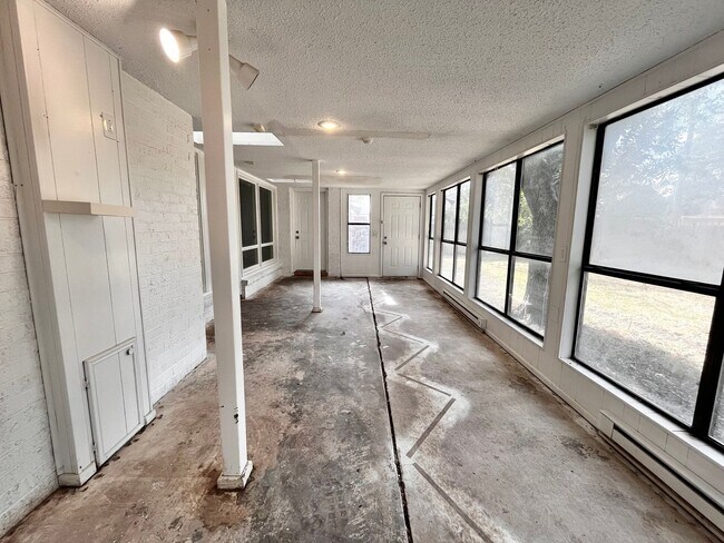 Building Photo - Amazing 4/2.5 in Prime Location! Minutes from Texas Tech and Hospitals!