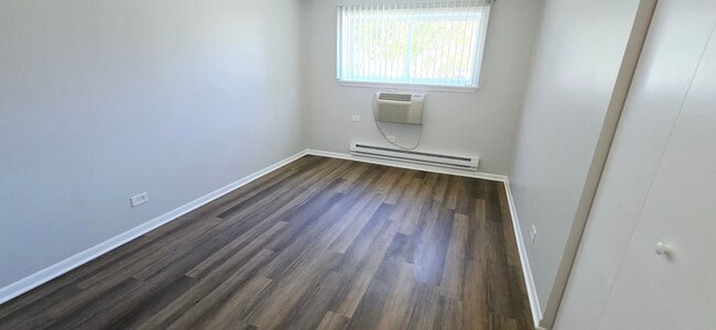 Building Photo - 10 Oak Ave