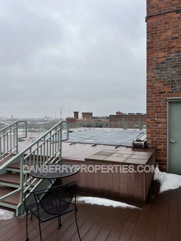 Building Photo - 745 Washington St