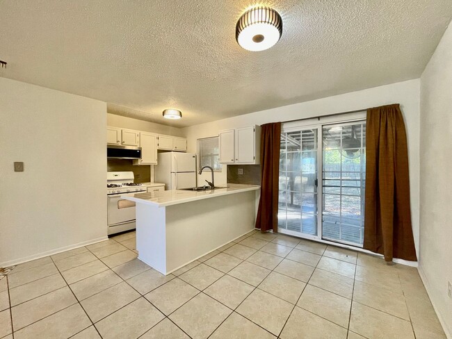 Building Photo - Charming 3 Bedroom Home w/ 1 Car Garage and Large Fenced Yard!!