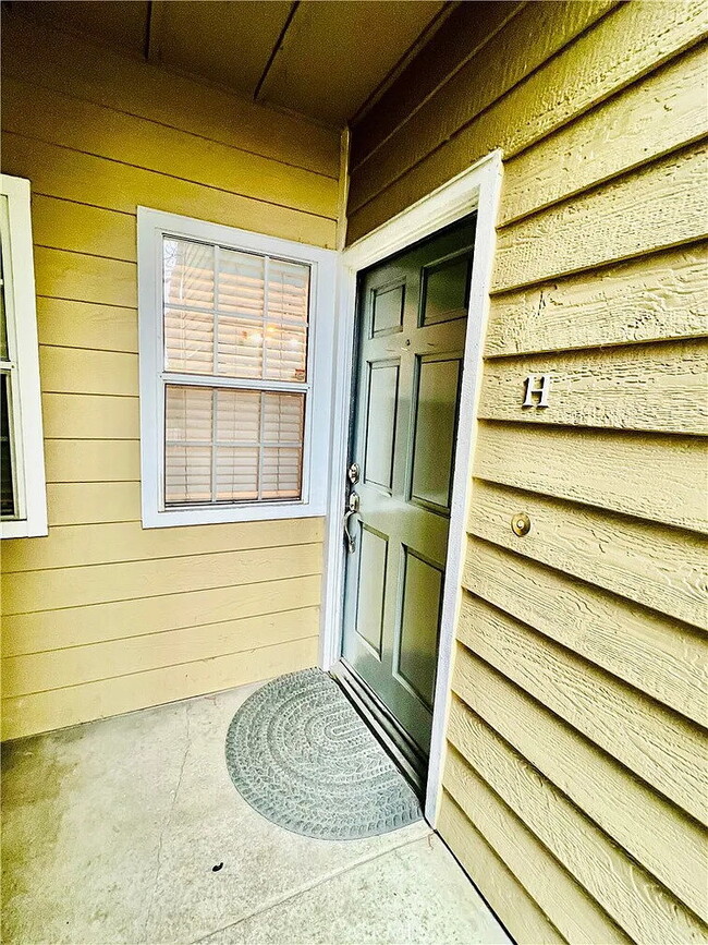 Building Photo - "Charming 2-Bedroom Haven in Santa Ana – Your Ideal Retreat Awaits!"